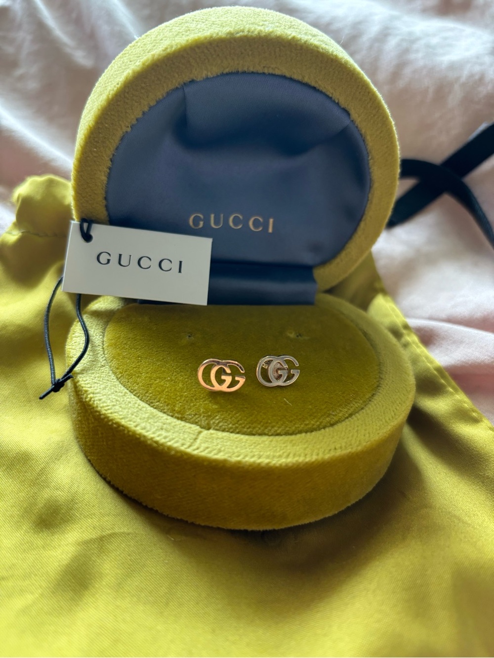 Gucci Running G Stud Earrings — Gold